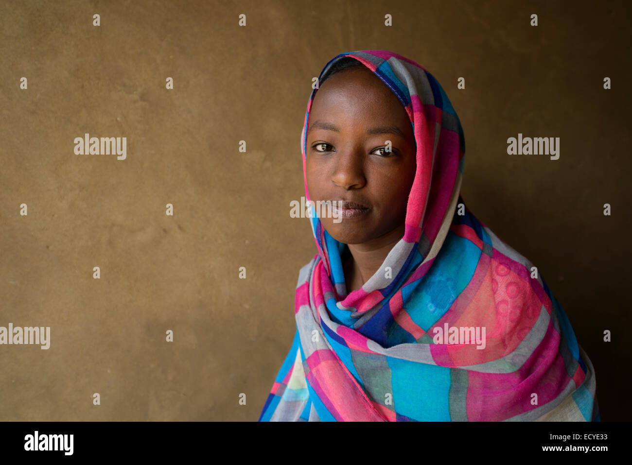 Nubische Mädchen in ihrem Haus, Sudan Stockfoto