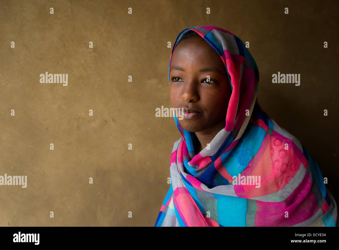 Nubische Mädchen in ihrem Haus, Sudan Stockfoto