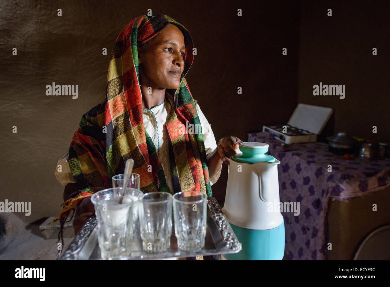Nubische Frau in der Wüste Sahara, Sudan Stockfoto