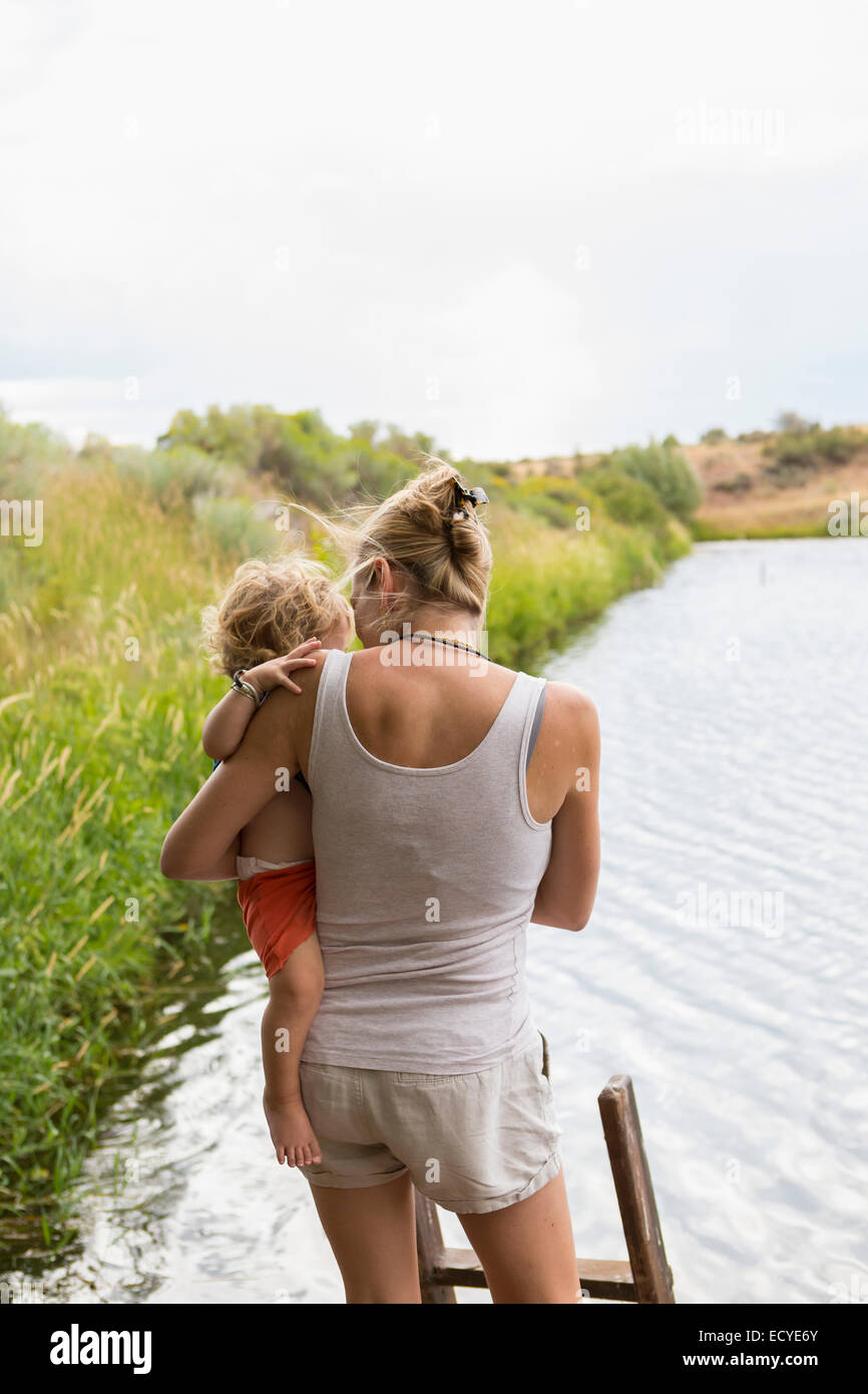Kaukasische Mutter mit Baby Sohn in der Nähe von See Stockfoto