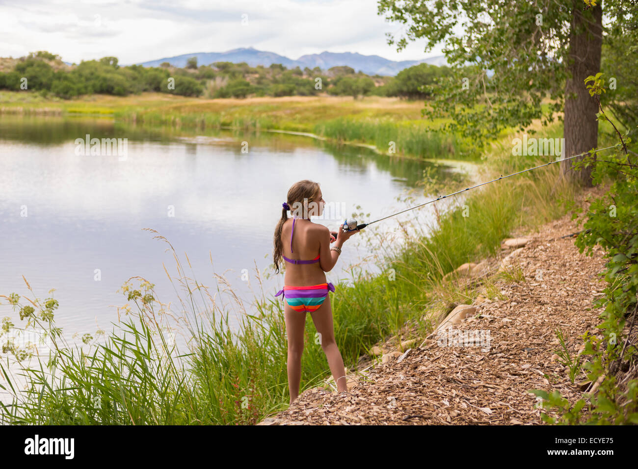 Kaukasische Mädchen im ländlichen See angeln Stockfoto