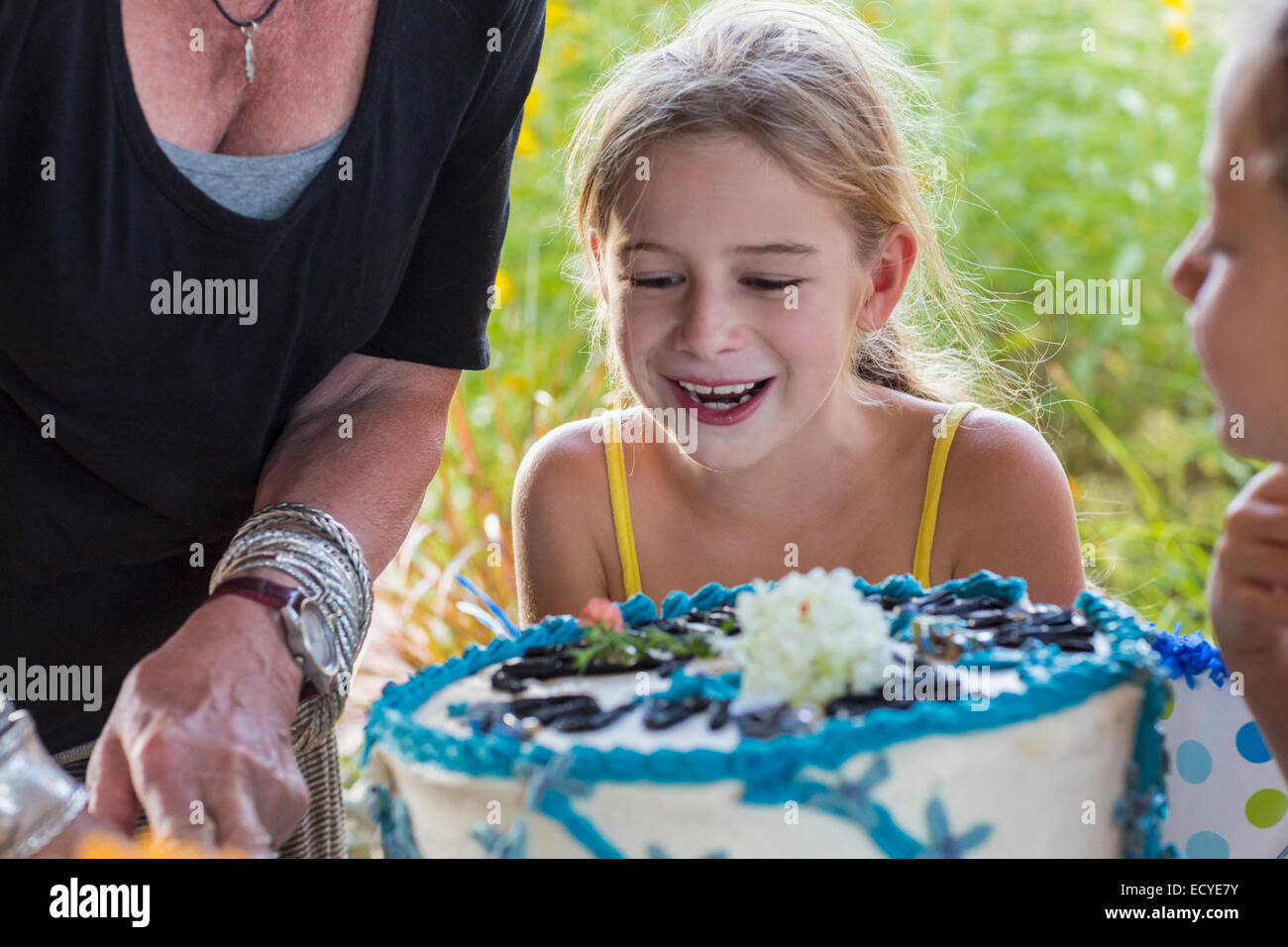 Familie Geburtstag feiern im freien Stockfoto