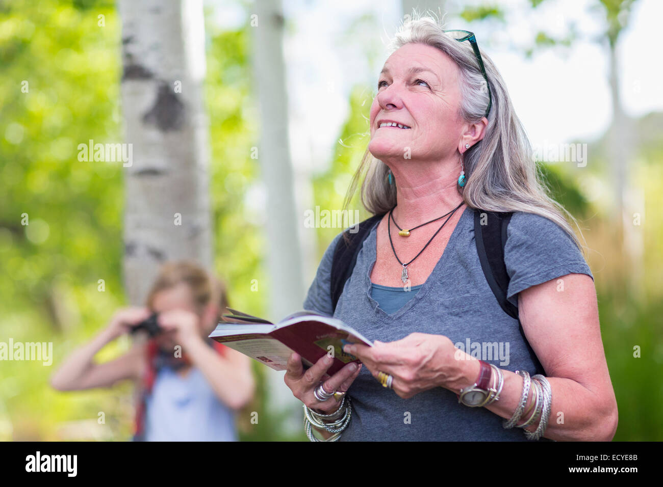 Kaukasische senior Frau Ratgeber im Wald Stockfoto