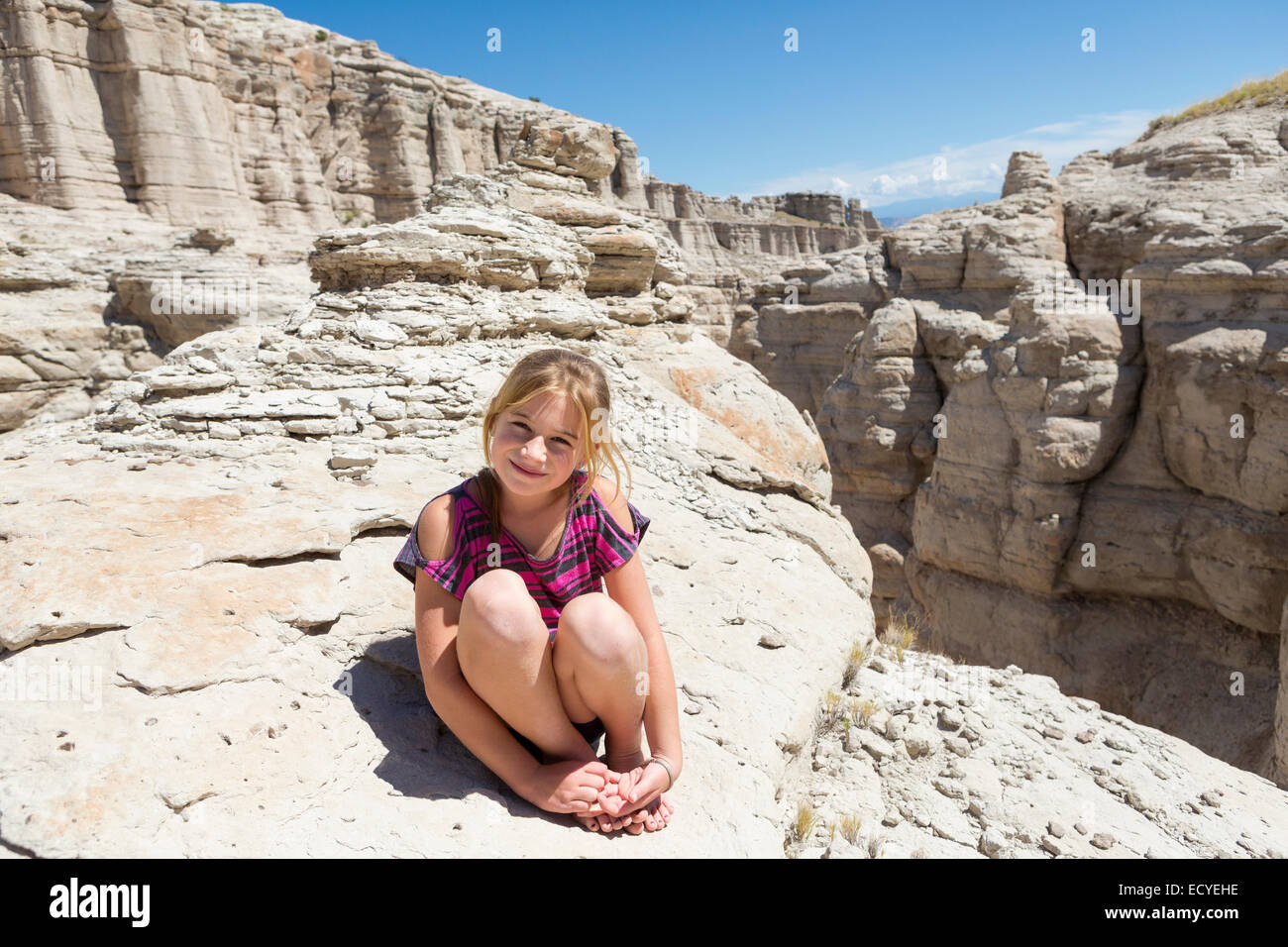 Kaukasische Mädchen sitzen auf Felsformationen Stockfoto