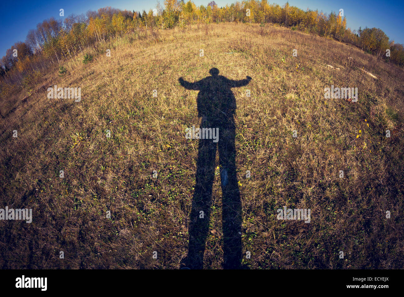 Fischaugen-Objektiv Blick der Schatten des Mannes im Feld Stockfoto