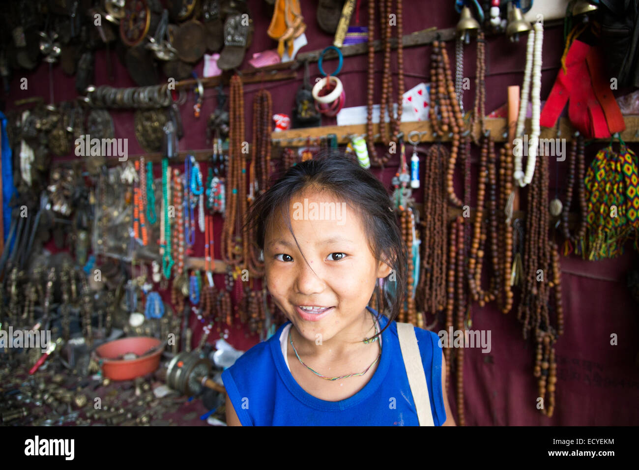 Junges Mädchen in ihrem Eltern-Souvenir-Shop in Kathmandu, Nepal Stockfoto