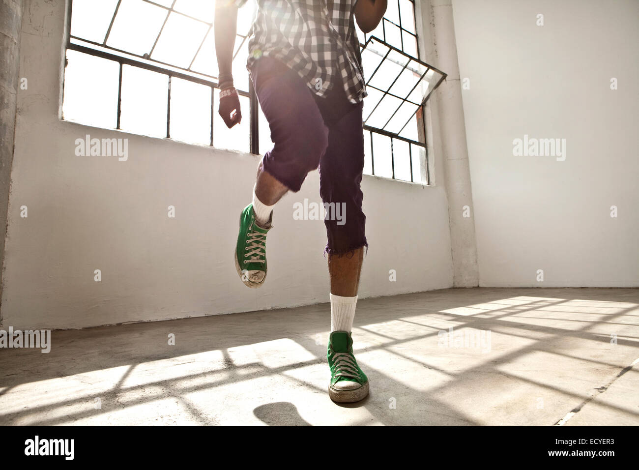 Afrikanische amerikanische Mann tanzen im loft Stockfoto