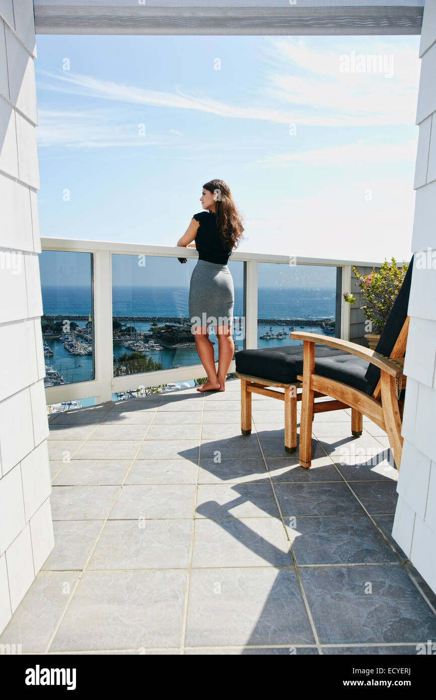 Gemischte Rassen Frau bewundern Sie malerische Aussicht vom Balkon Stockfoto