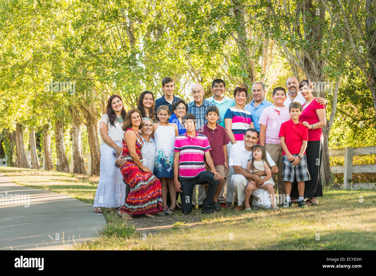 Großfamilie posieren zusammen im freien Stockfoto