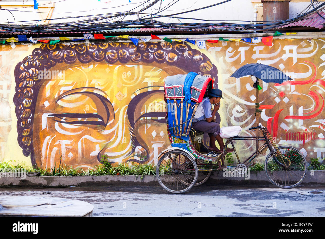 Fahrradrikscha vor Wand Arta in Thamel, Kathmandu, Nepal Stockfoto