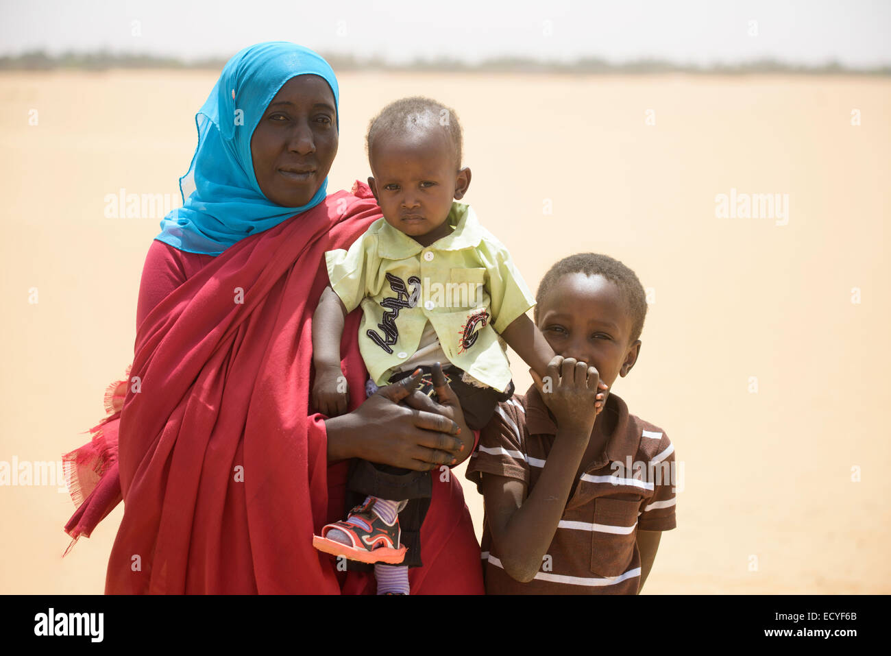 Nubische Mutter mit ihren Söhnen in der Wüste Sahara, Sudan Stockfoto