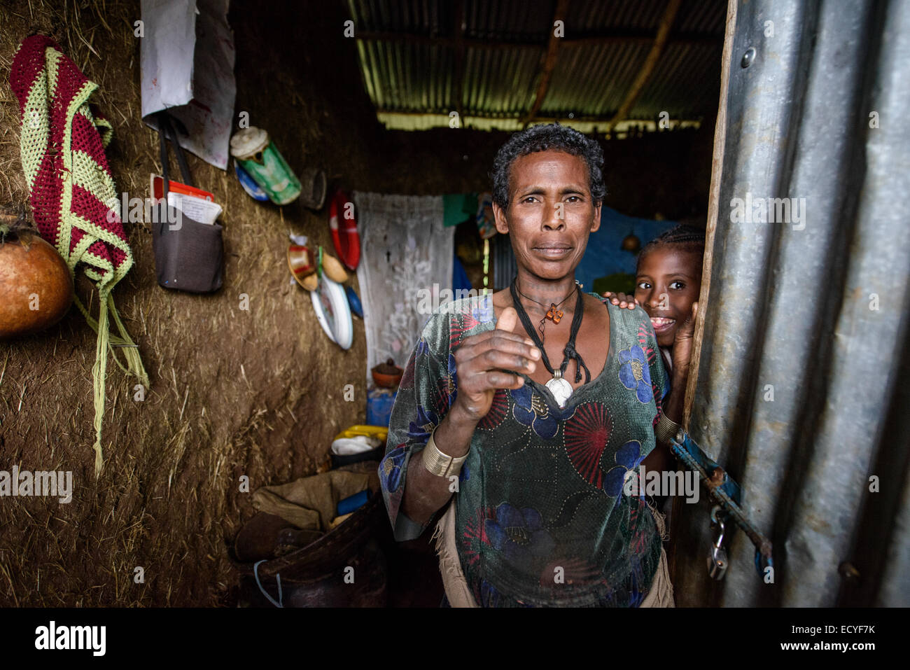 Eine Mutter in ihrem traditionellen Haus, Äthiopien Stockfoto