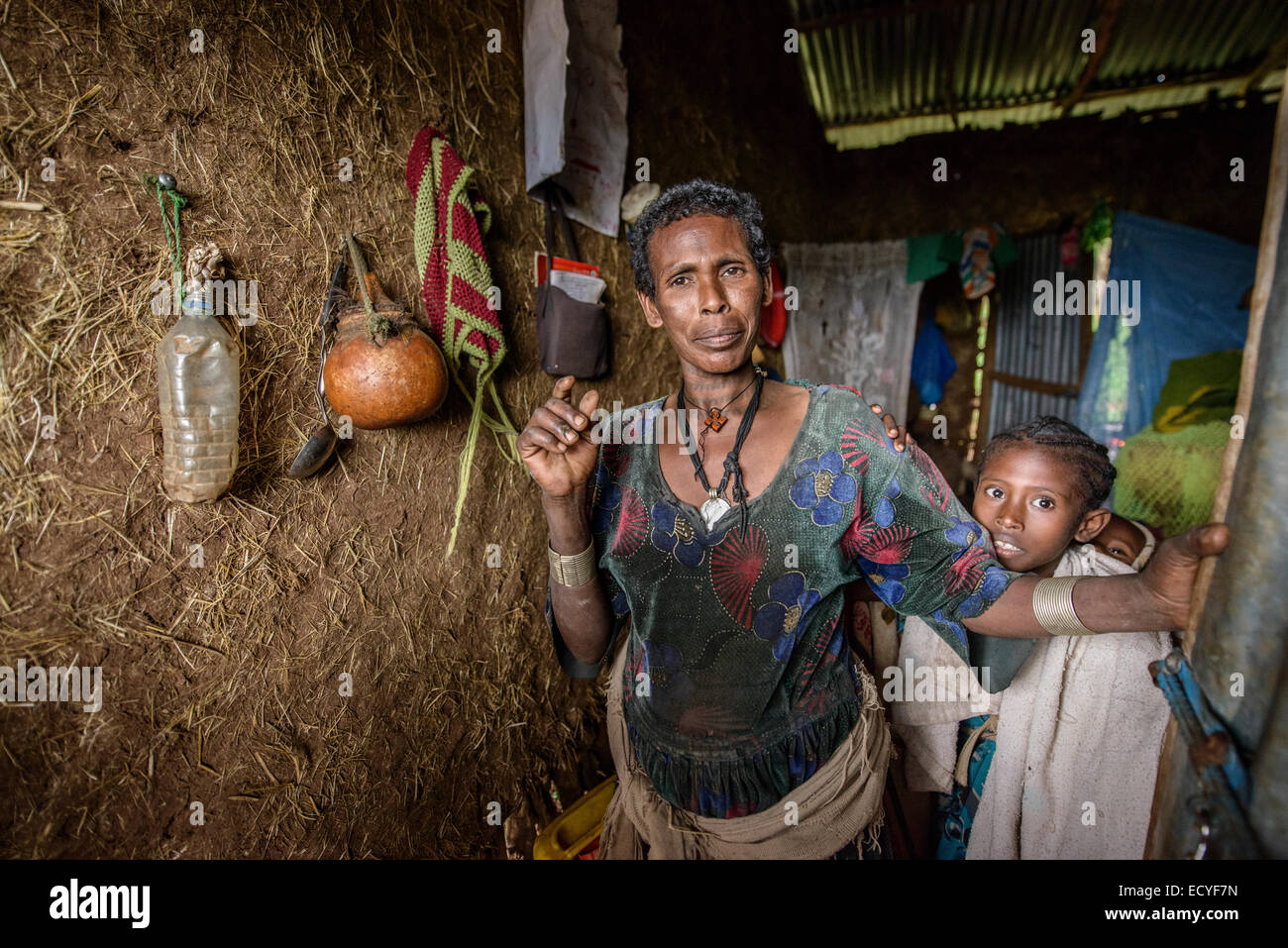 Eine Mutter in ihrem traditionellen Haus, Äthiopien Stockfoto
