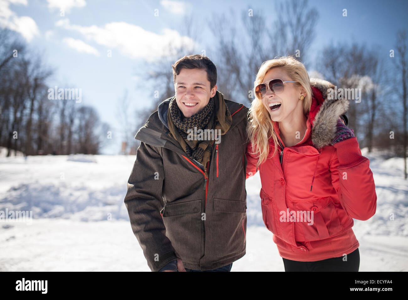 Kaukasische paar umarmt im winter Stockfoto