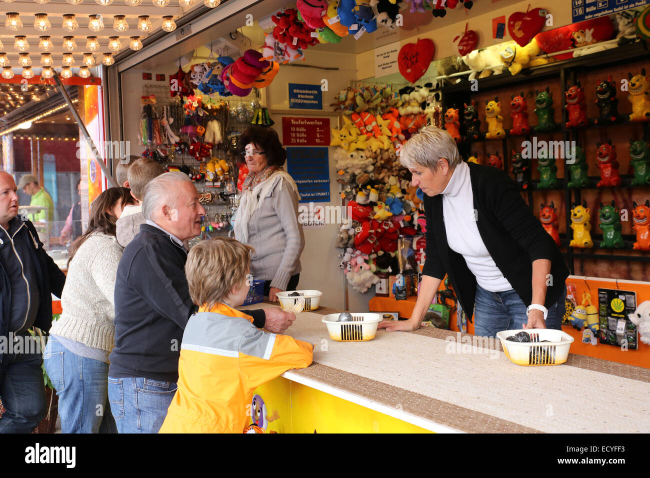 Vater Sohn Vergnügungspark Oktoberfest München Festival in Deutschland Stockfoto