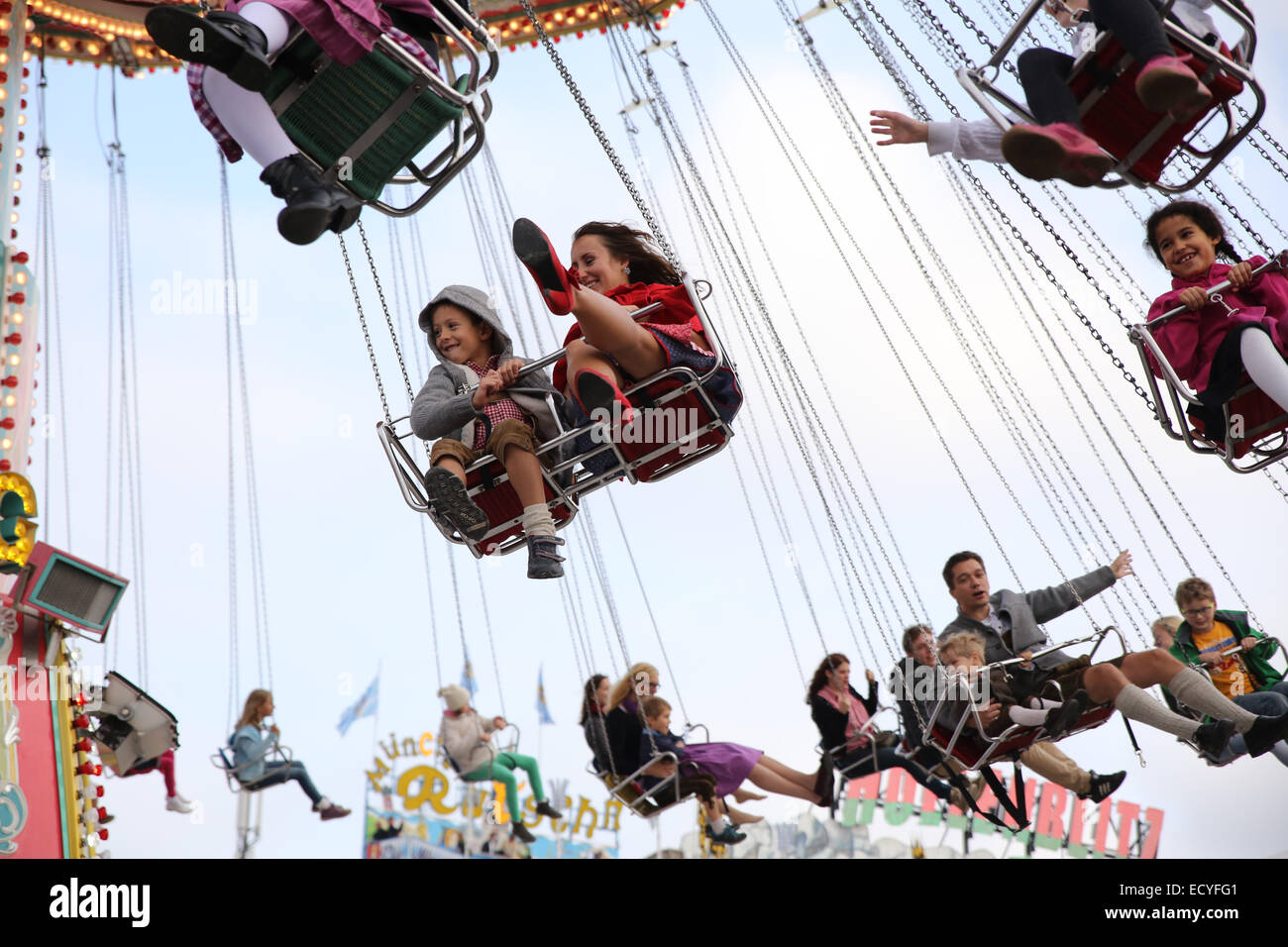 Freizeitpark fahren fliegende Stuhlfamilie Kind Kinder Stockfoto