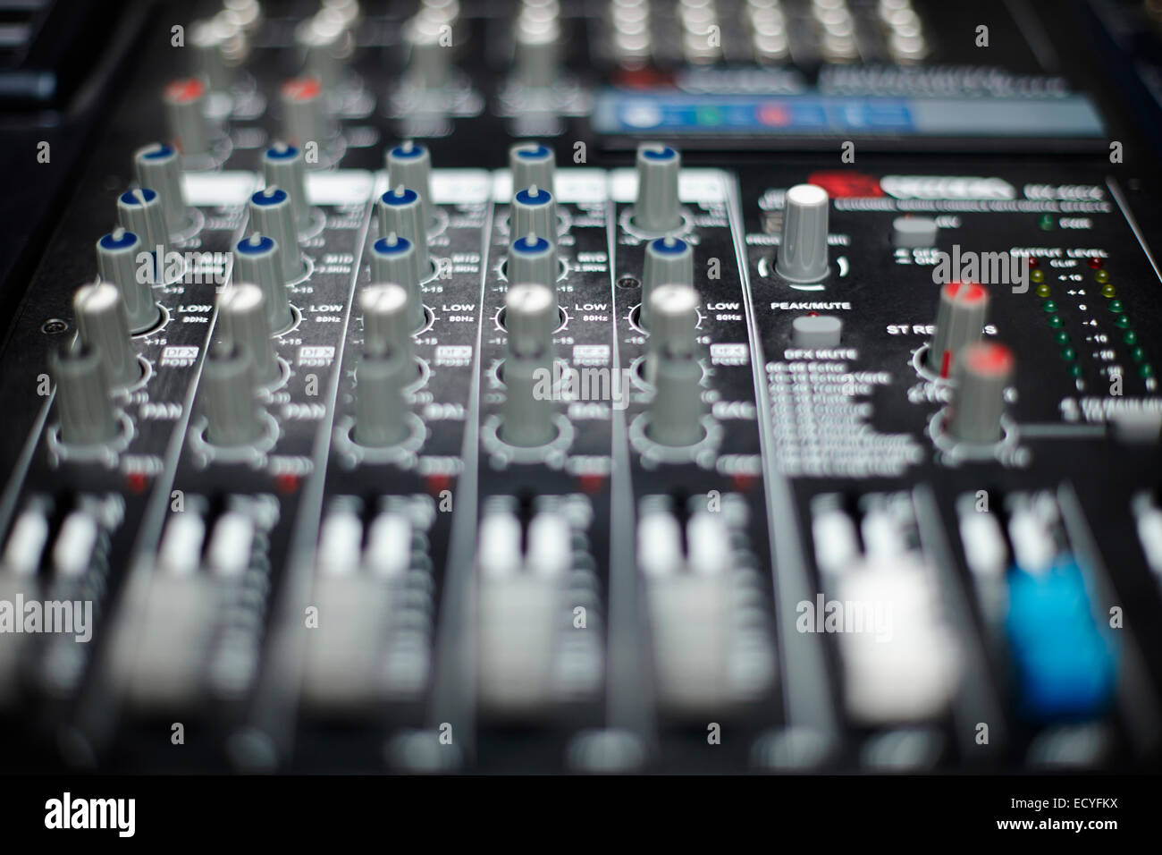 Nahaufnahme der Knöpfe am Bedienfeld Stockfoto