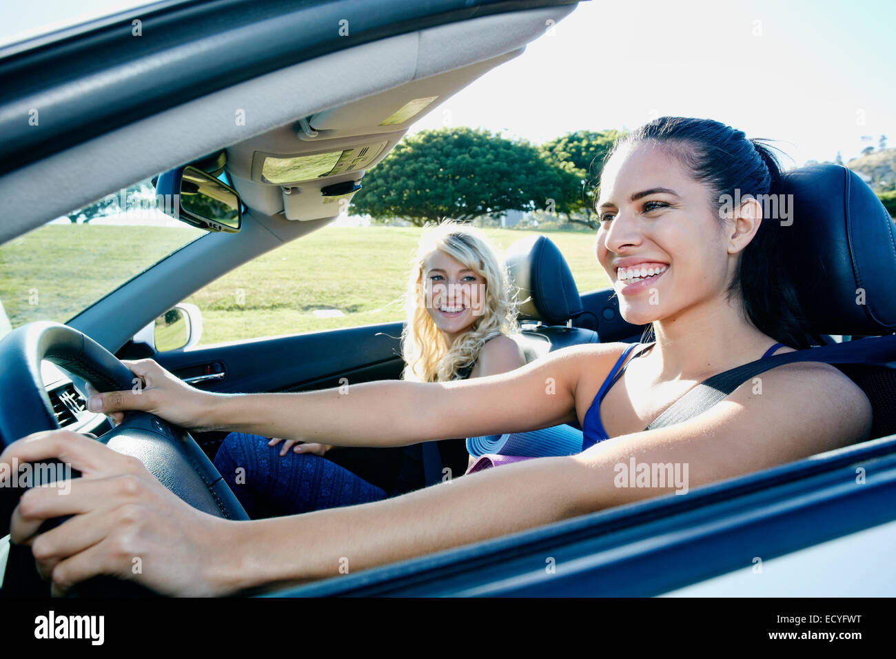 Begeistert Frauen fahren Cabrio Road trip Stockfoto