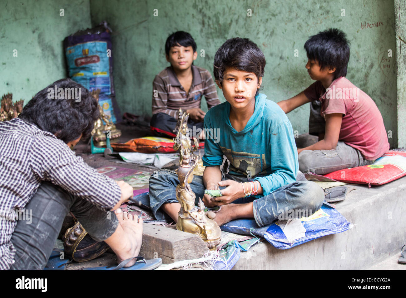 Jungen polising buddhistischen Statuen in Kathmandu, Nepal Stockfoto