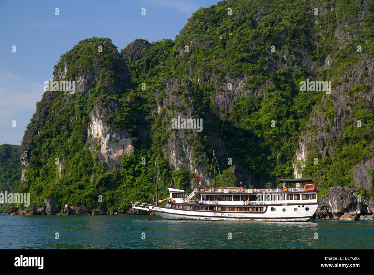 Ausflugsboot in Ha Long Bucht, Vietnam. Stockfoto