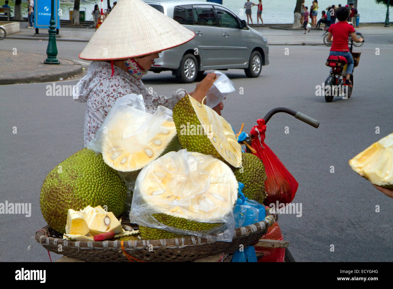 Vietnamesische Händler verkaufen Durian-Frucht in Hanoi, Vietnam. Stockfoto
