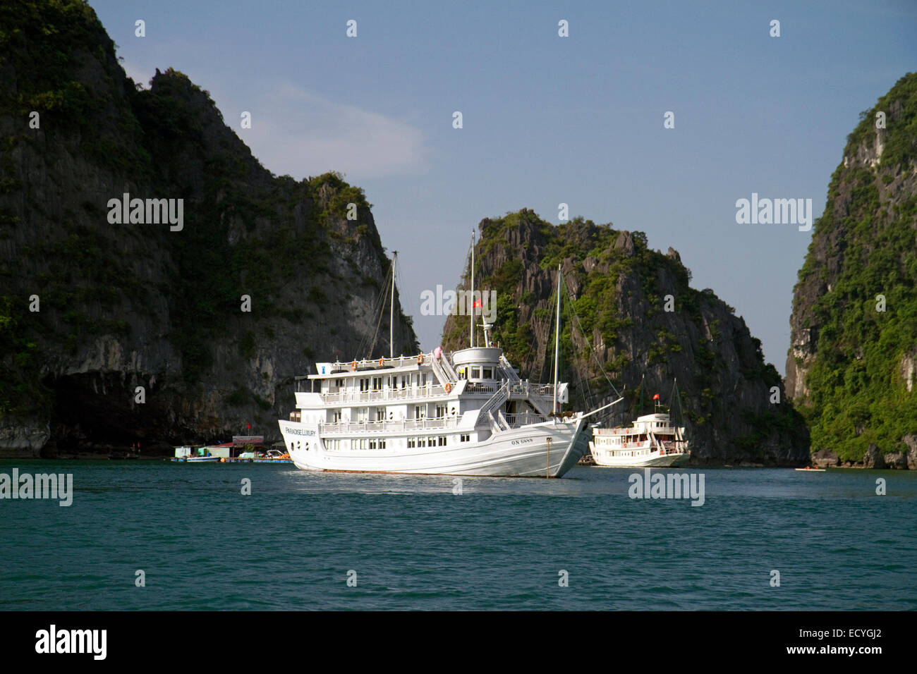 Ausflugsboote in Ha Long Bucht, Vietnam. Stockfoto