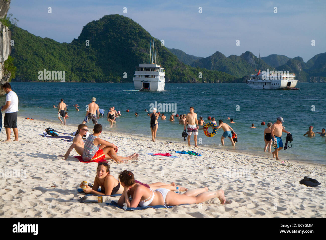Touristen nehmen Sie ein Sonnenbad am Strand in Ha Long Bucht, Vietnam. Stockfoto