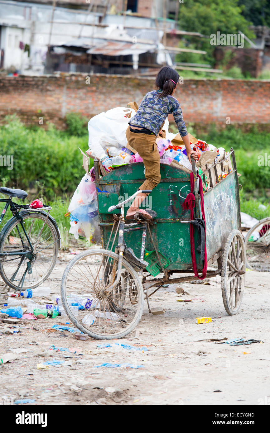 Mädchen sammeln Recycling-Kunststoff in Kathmandu, Nepal Stockfoto