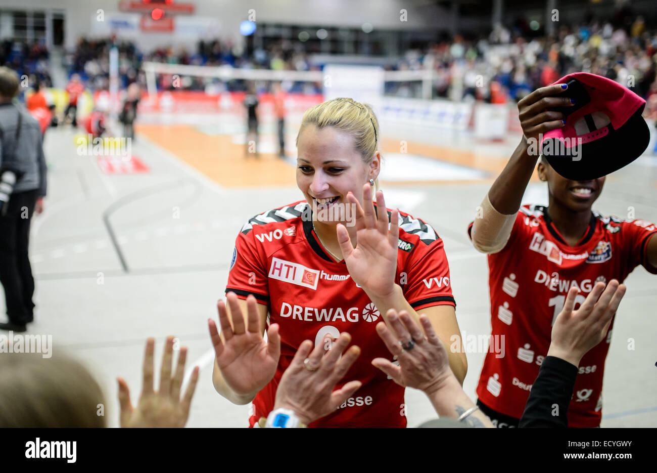 Dresdens Jaroslava Pencova Jubel bei den deutschen Frauen Bundesliga Volleyball Match zwischen Dresdner SC und VT Aurubis Hamburg in Dresden, Deutschland 20. Dezember 2014. Foto: Thomas Eisenhuth/dpa Stockfoto