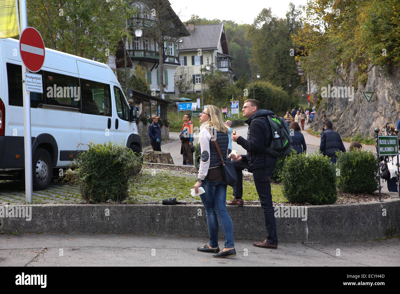 Touristen an der Unterseite des Hügels auf Schloss Neuschwanstein Stockfoto