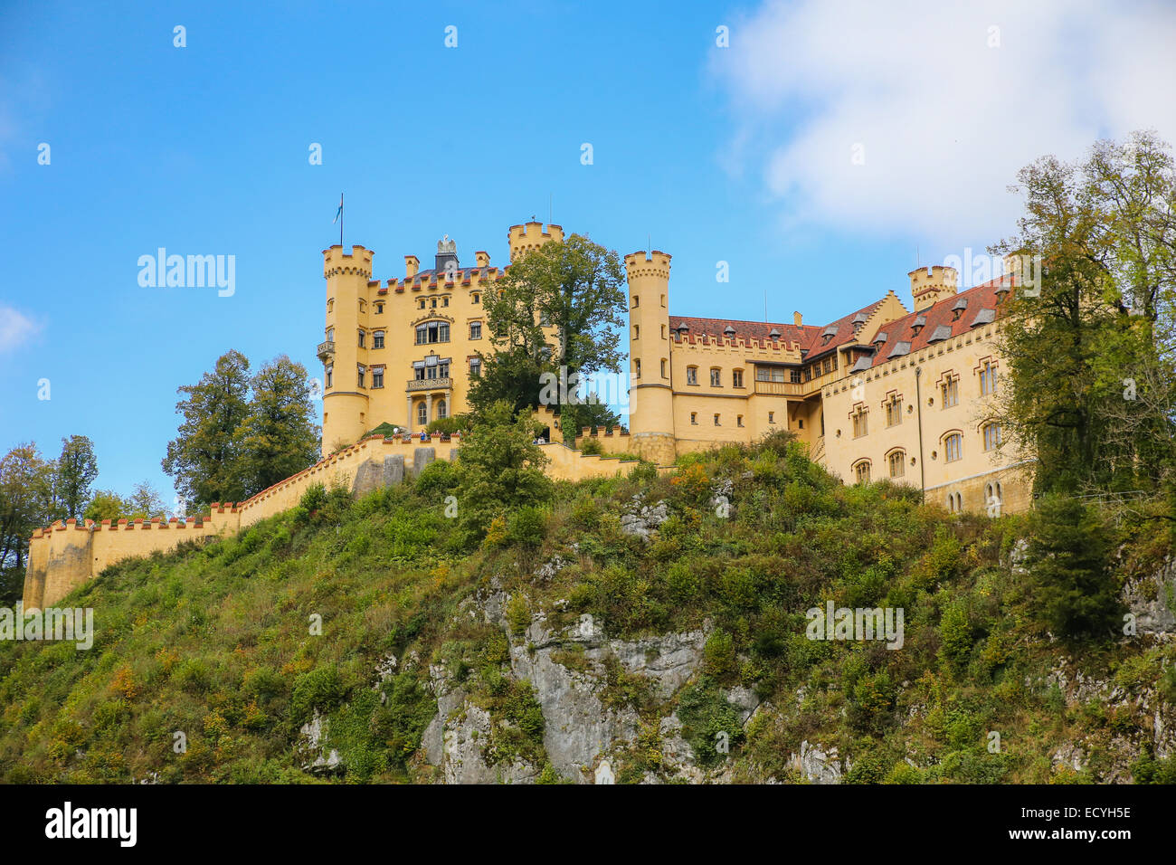 Festung in der Nähe von Schloss Neuschwanstein Castle gelbe Wahrzeichen traditionellen deutschen blauen Himmel Stockfoto