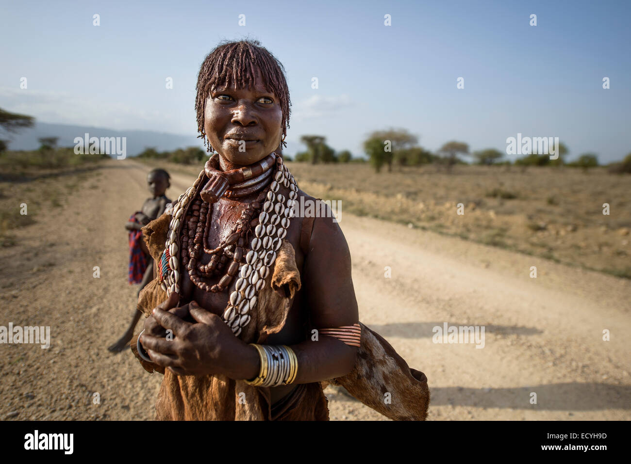 Hamar Frau mit Ocker Haar und Dekorationen, Omo-Tal, Äthiopien Stockfoto