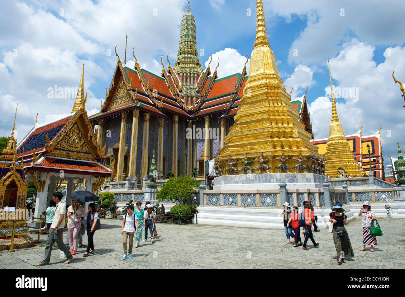 BANGKOK, THAILAND - 26. Oktober 2014: Besucher gehen unter die traditionelle Architektur der Tempel des Smaragd-Buddha. Stockfoto