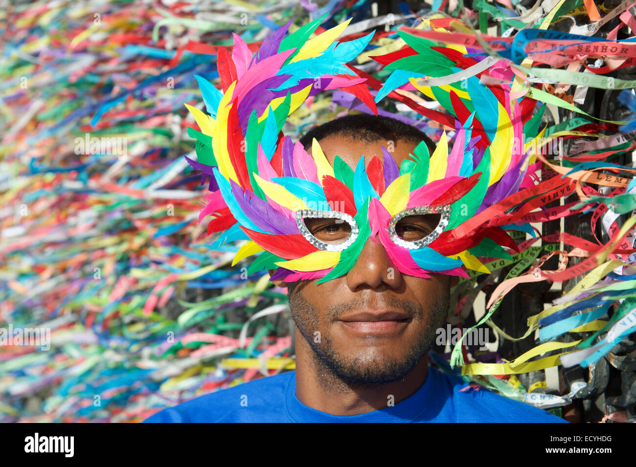 Karneval von Salvador Szene Funktionen brasilianischen Mann mit bunten Maske mit wünschen Bänder Stockfoto