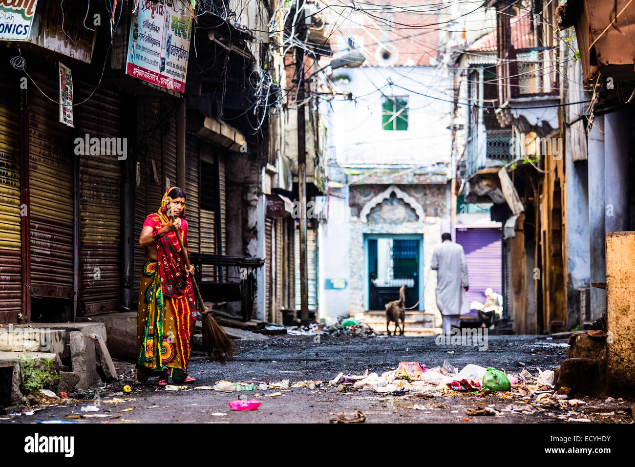 Frau fegt Müll in der Altstadt in Bhopal, Madhya Pradesh, Indien Stockfoto