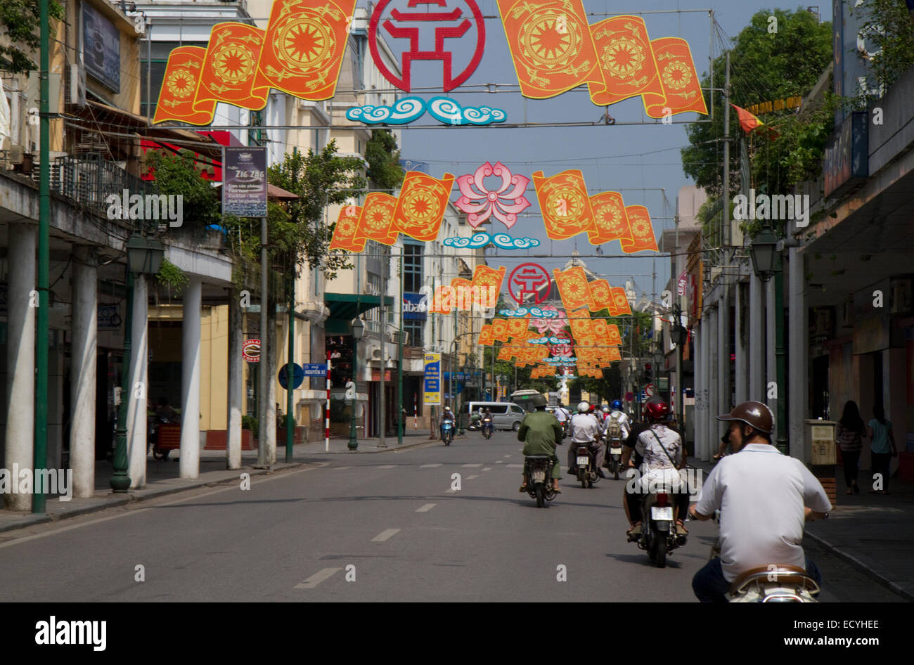 Motorroller auf Trang Tien Straße in Hanoi, Vietnam. Stockfoto