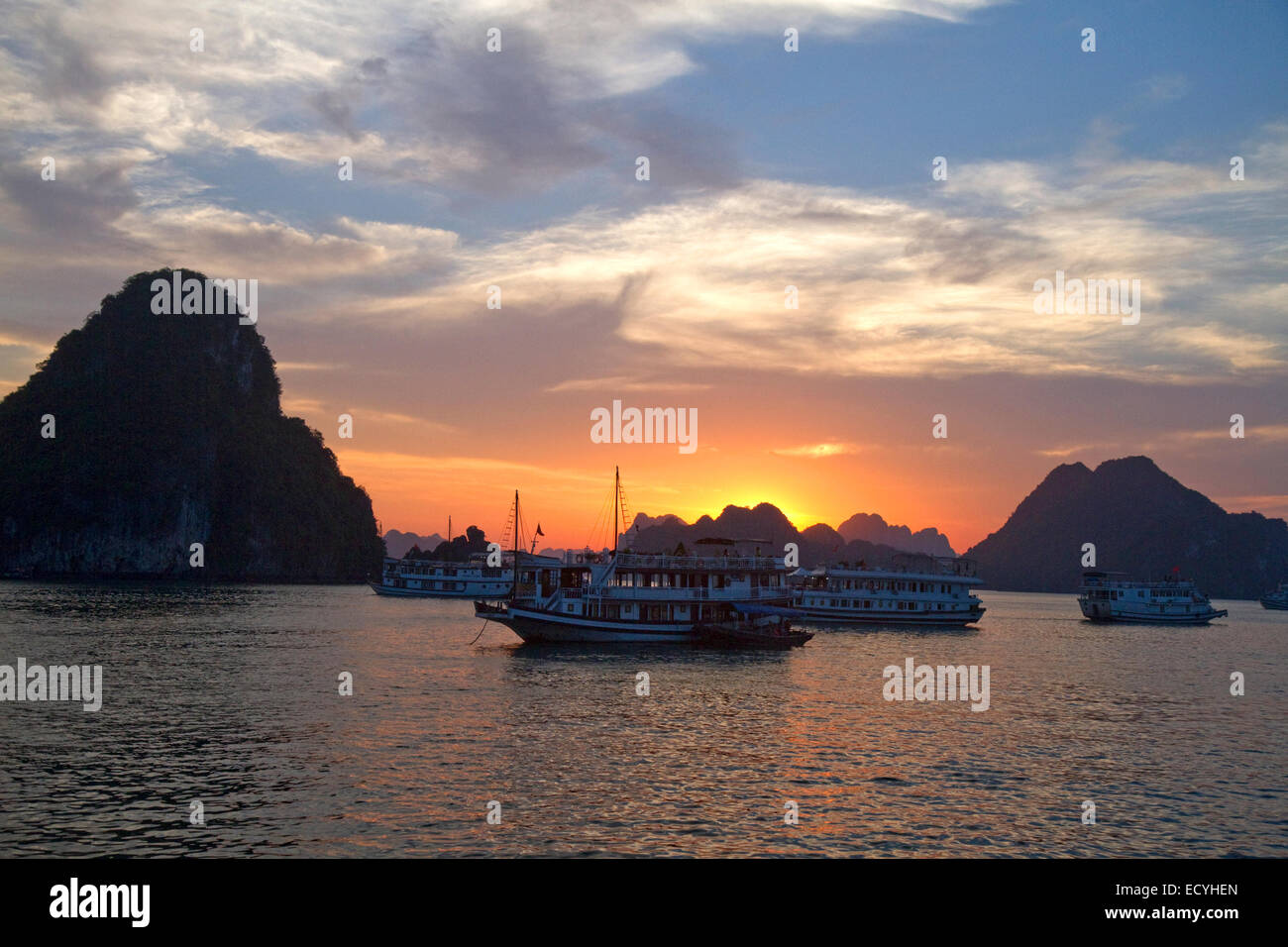 Ausflugsboote bei Sonnenuntergang in Ha Long Bucht, Vietnam. Stockfoto