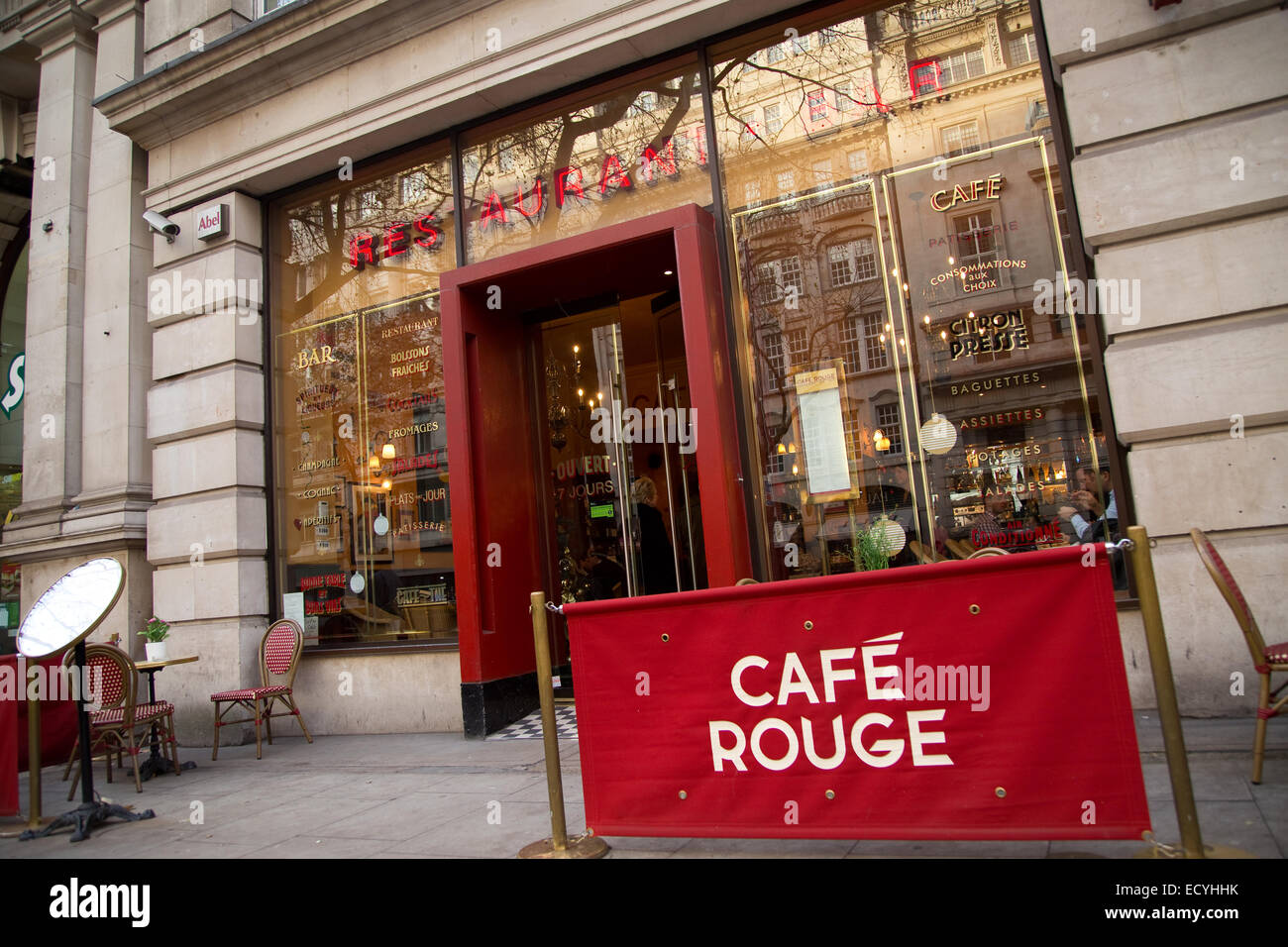 LONDON - 11. Dezember: Das Exterieur des Cafe Rouge am 11. Dezember 2014 in London, England, Vereinigtes Königreich. Cafe Rouge ist eine berühmte französische Stockfoto