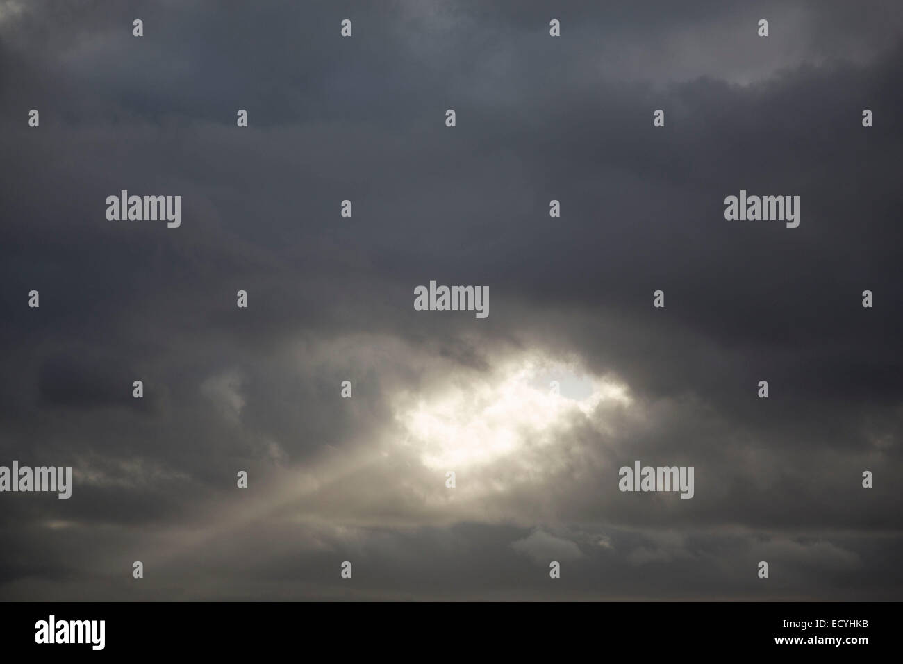 Himmlische Welle des Lichtes durch ein Loch in den Wolken zu brechen. London, UK. Stockfoto