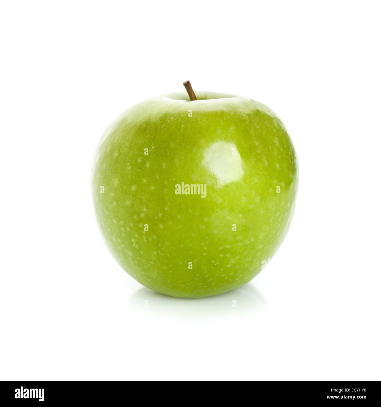 Closeup Studio Foto von grünem Apfel, isoliert auf weißem Hintergrund mit weichen Schatten und Reflexion auf dem Tisch Stockfoto