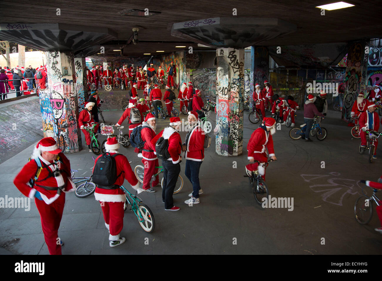 Santas of Old School BMX Life am Santa Cruise Charity Tag heraus. Unterkirche, South Bank, London, UK. Stockfoto