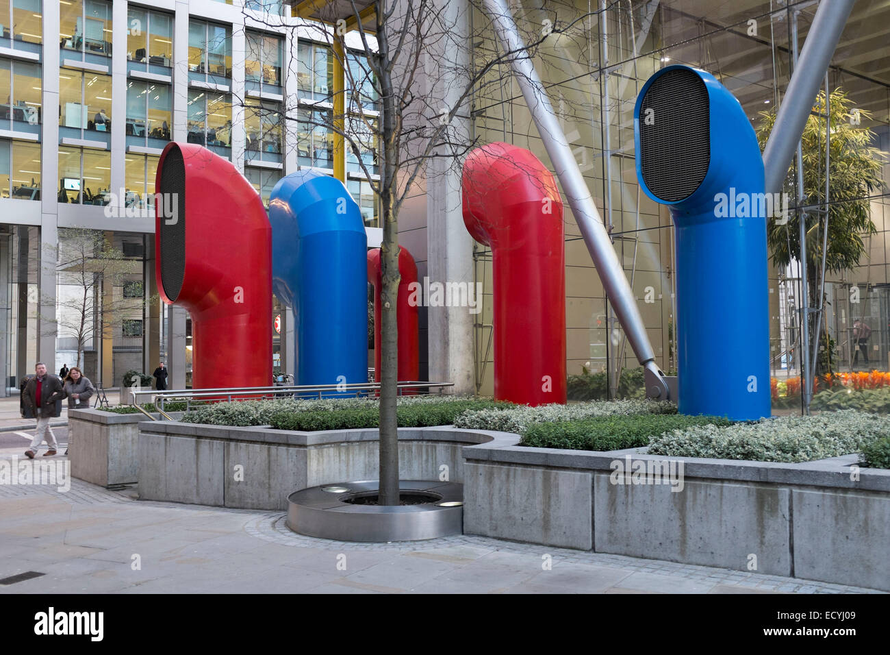Rote und blaue Luftkanäle geformt wie Trichter. Seltsame architektonische Elemente auf die leeren Straßen der Stadt von London. VEREINIGTES KÖNIGREICH. Stockfoto