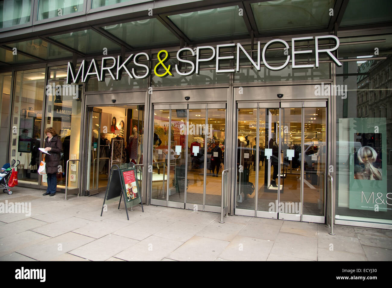 LONDON - 25. NOVEMBER: Das Exterieur des Marks &amp; Spencer am 25. November 2014, in London, England, UK. M & S ist einer der th Stockfoto
