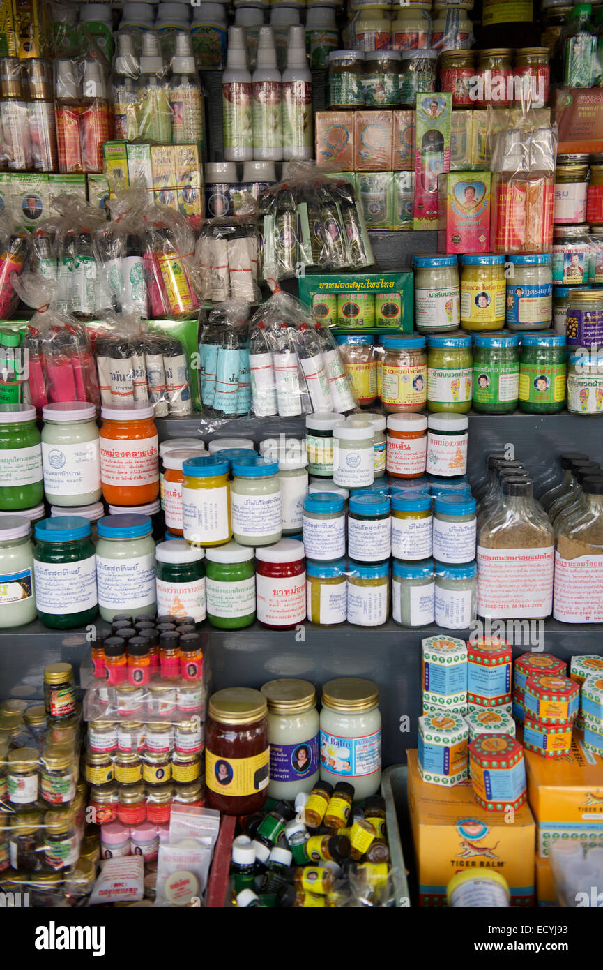 BANGKOK, THAILAND - 26. Oktober 2014: Street Stall zu verkaufen bunte Produkte angezeigt, die im Zentrum Stadt. Stockfoto