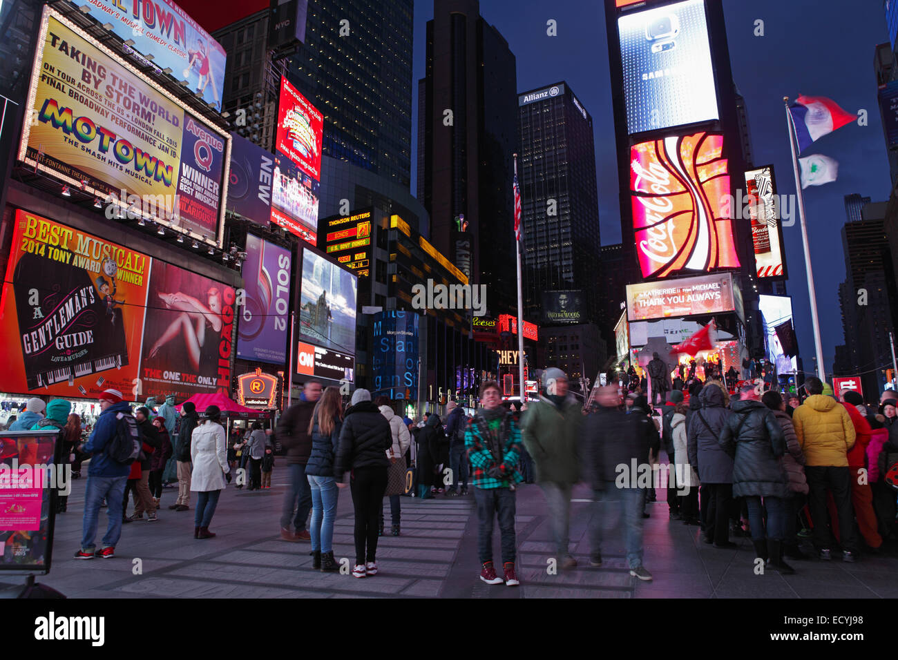 Massen und Billboards am Times Square New York Abend Langzeitbelichtung Motion blur Stockfoto