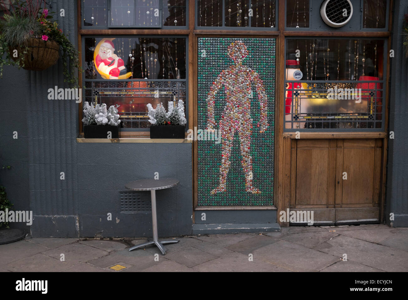 Straßenszene vor der Goldenen Herzen Pub in Brick Lane Market im East End von London, UK. Dieses Gebiet ist bekannt für seine stimmungsvollen Stockfoto