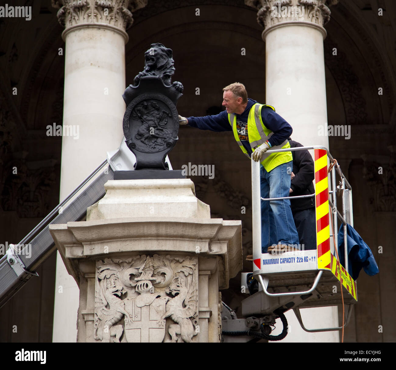 LONDON - 2. NOVEMBER: Unbekannte Männer bereiten für Poppy Day am 2. November 2014 in London, England, Vereinigtes Königreich. Mohn-Tag findet am Stockfoto