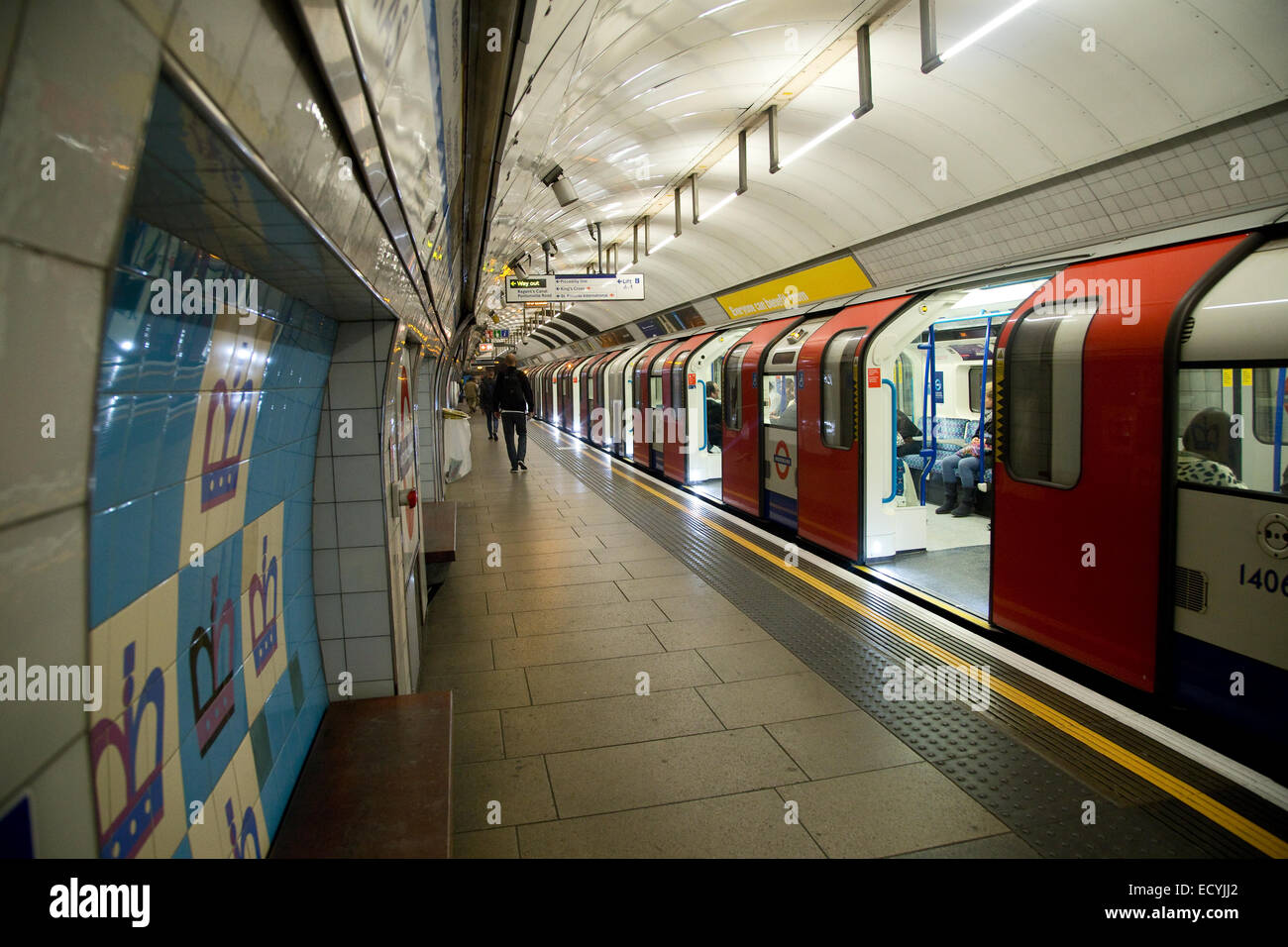 LONDON - 18. Oktober: Das Innere der Kings cross Station am 18. Oktober 2014 in London, England, Vereinigtes Königreich. Der Londoner u-Bahn Stockfoto