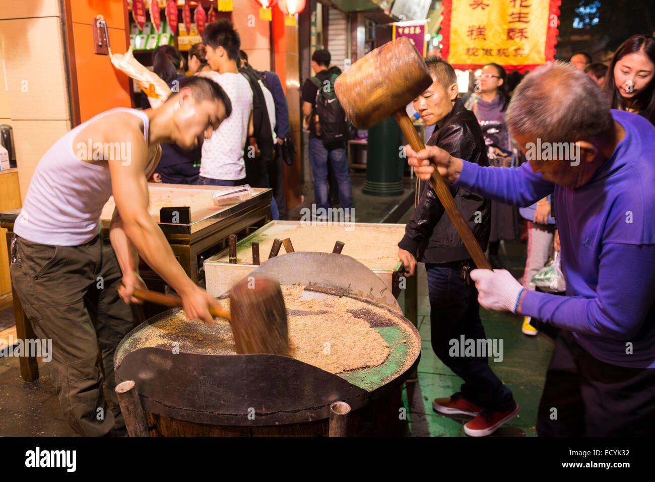 Menschen, spröde Süßigkeit auf Bei Yuan Männer muslimischen Lebens Nachtmarkt in Xi ' an, Shaanxi, China 2014 Stockfoto