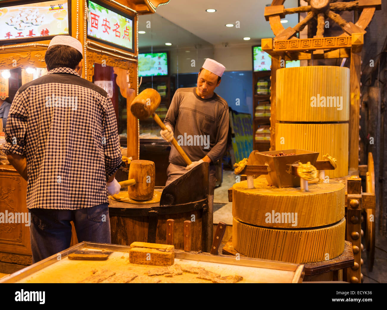 Menschen, spröde Süßigkeit auf Beiyuanmen muslimischen Lebens Nachtmarkt in Xi ' an, Shaanxi, China 2014 Stockfoto